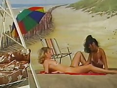 Dy lezbikeve duke luajtur në plazh sfond