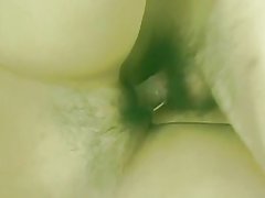 Sexy azisë në cepin e merr i ngushtë i saj flokë pidhi fingered nga stud pastaj fucks